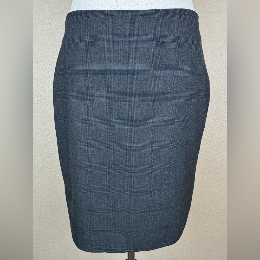 Banana Republic Lined Pencil Skirt. Gray Tweed Cloth. Zips up the back. Size- 4